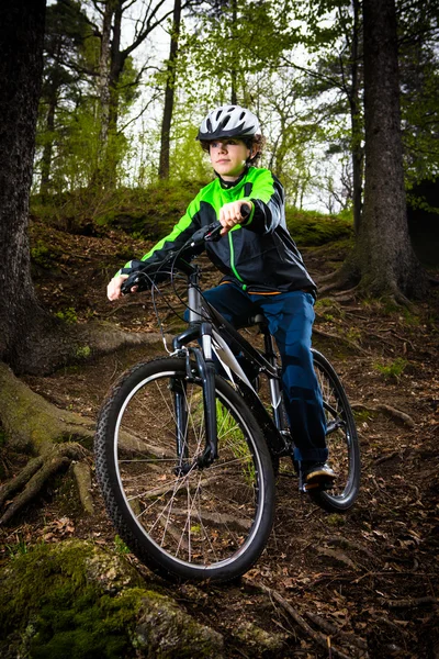 Pojke cykling — Stockfoto