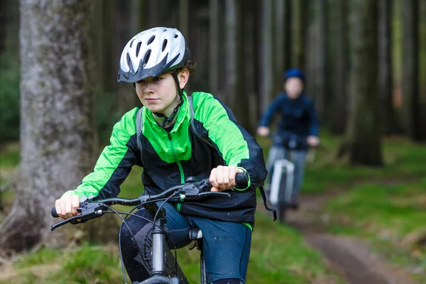 Unga människor ridning cyklar — Stockfoto