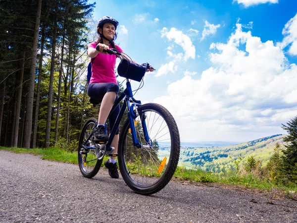 Mulher de ciclismo — Fotografia de Stock