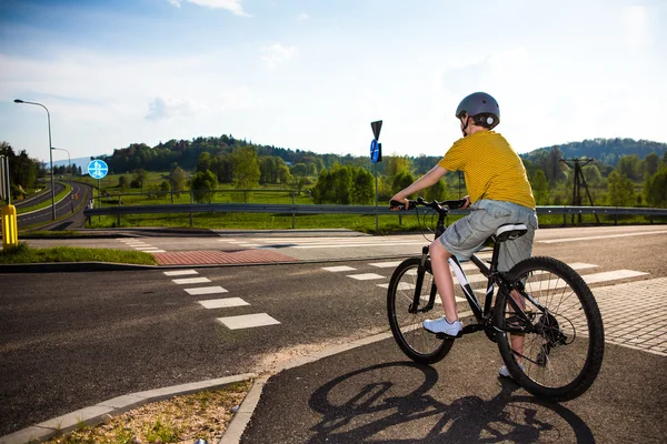 Ragazzo in bicicletta — Foto Stock