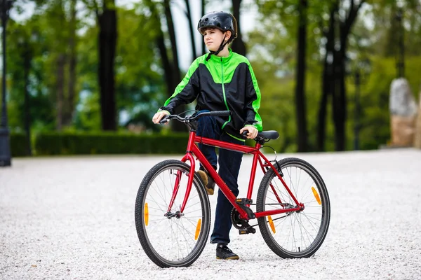 Αγόρι, ποδηλασία — Φωτογραφία Αρχείου