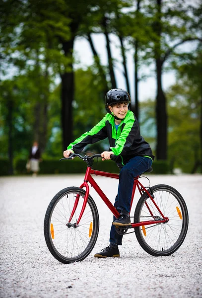 Хлопчик велосипедах — стокове фото