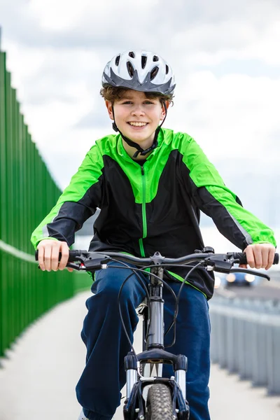 Jongen fietsen — Stockfoto