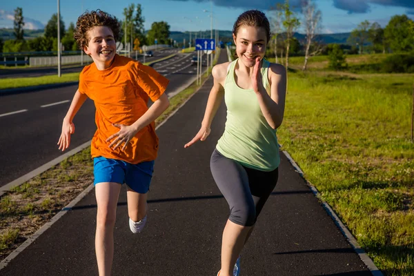 Adolescente chica y chico corriendo —  Fotos de Stock