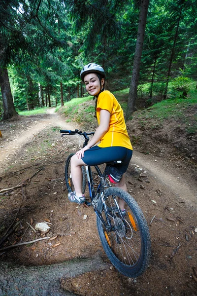 Ragazza in bicicletta — Foto Stock