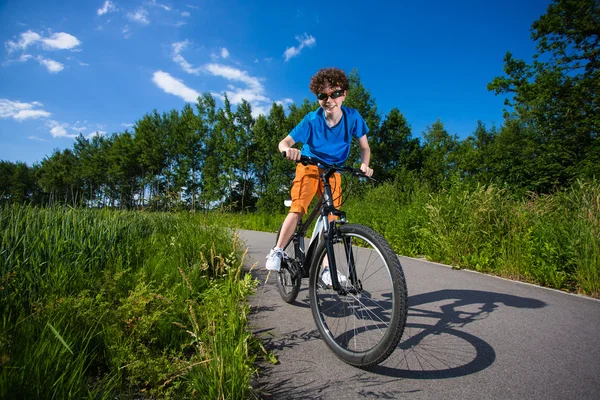 Jongen fietsen — Stockfoto