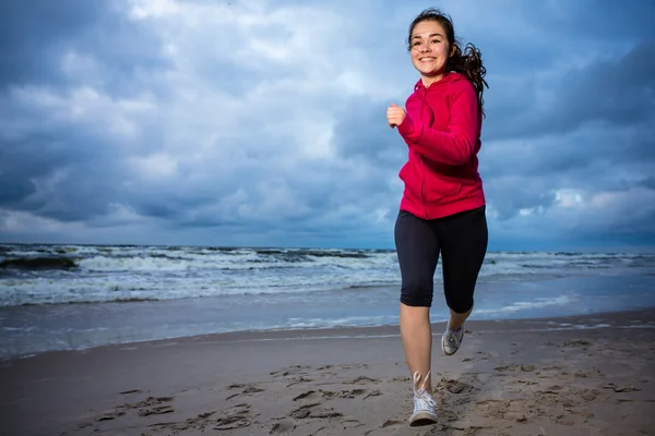 Tonårig flicka kör på stranden — Stockfoto