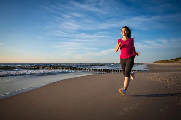 Adolescente menina correndo na praia — Fotografia de Stock