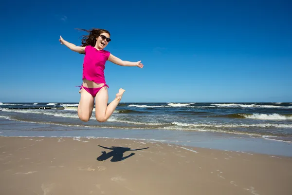 Tizenéves lány a strandon — Stock Fotó