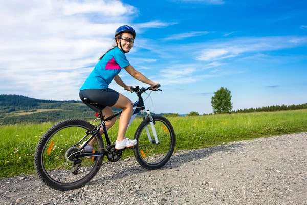 Ragazza in bicicletta — Foto Stock