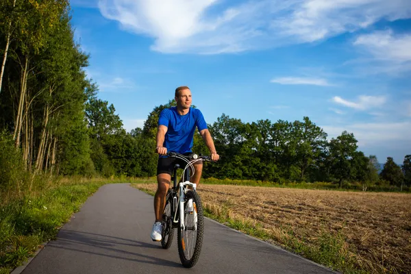 Giovane uomo in bicicletta — Foto Stock