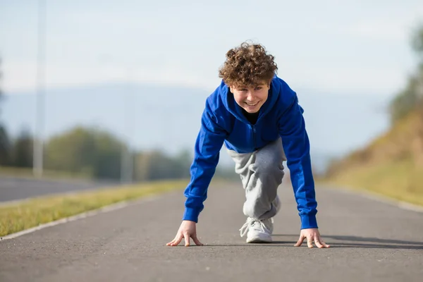 Rapaz pronto para correr — Fotografia de Stock