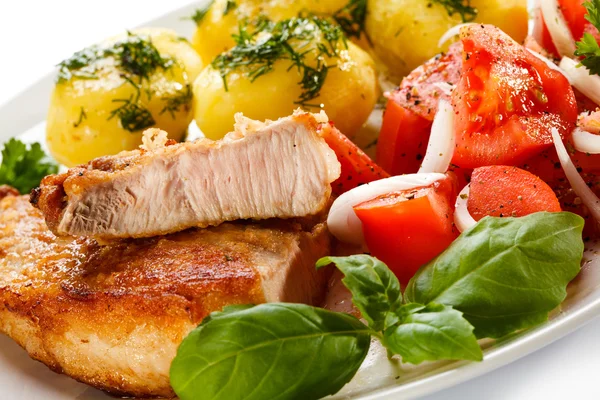 Gebakken kip filets, gekookte aardappelen en groenten — Stockfoto