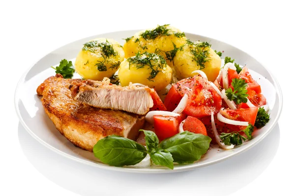 Жареное куриное филе, вареный картофель и овощи — стоковое фото