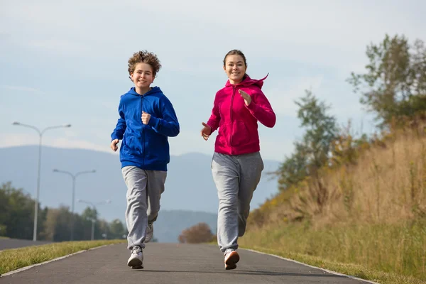 Mujer y hombre corriendo — Foto de stock © gbh007 #46272455