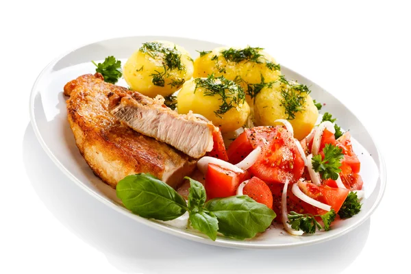 Stekt kycklingfiléer, kokt potatis och grönsaker — Stockfoto