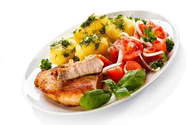 Filetes de frango fritos, batatas cozidas e legumes — Fotografia de Stock