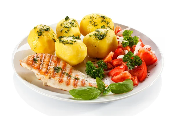 Haşlanmış patates ve sebze kızarmış tavuk fileto — Stok fotoğraf