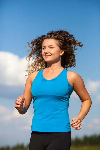 Mujer joven corriendo — Foto de Stock