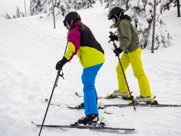 Menina ad menino esqui — Fotografia de Stock