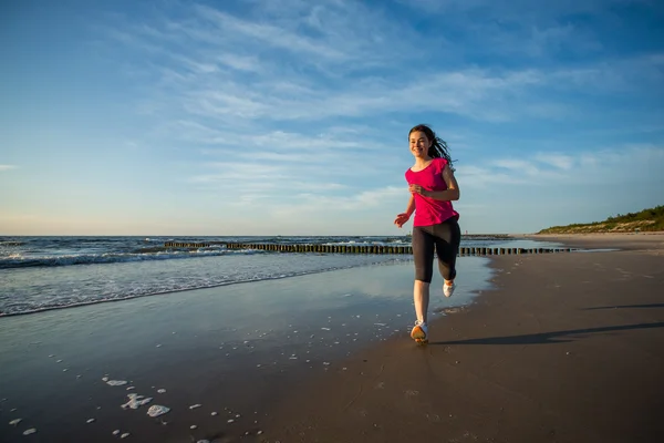 Girl running on beach — Stock Photo, Image