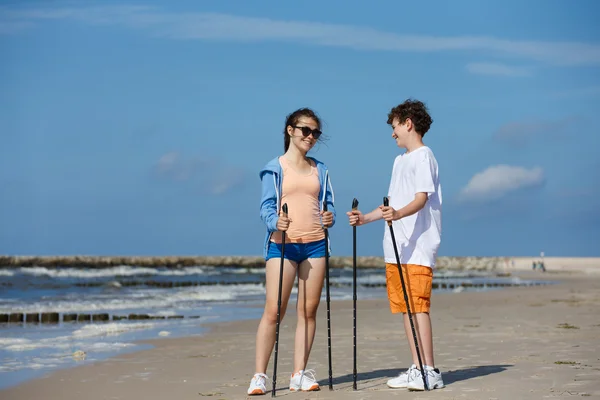 Pessoas andando na praia . — Fotografia de Stock