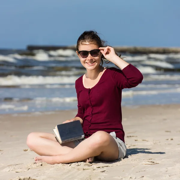 Libro de lectura mujer —  Fotos de Stock