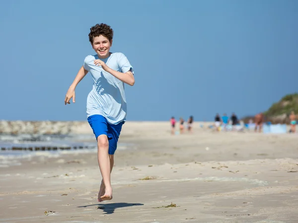 Junge rennt am Strand — Stockfoto