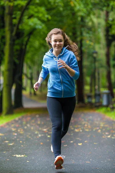 Девушка бежит — стоковое фото