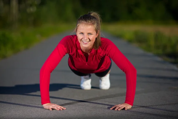 Vrouw doet push-ups — Stockfoto