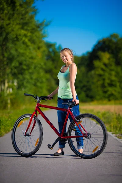Kvinna och cykel i staden — Stockfoto
