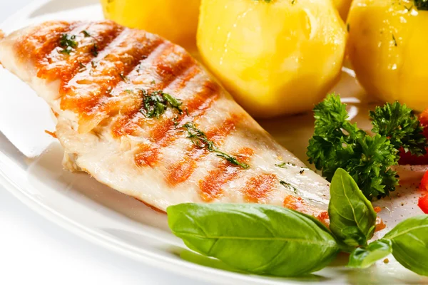 Grilled salmon with potatoes — Stock Photo, Image