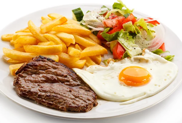 Gegrilde steaks en Franse frietjes — Stockfoto