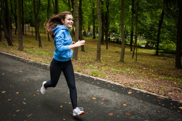 Dívka běží — Stock fotografie