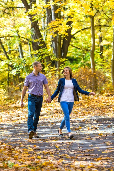 Kvinna och man vandrar i parken — Stockfoto