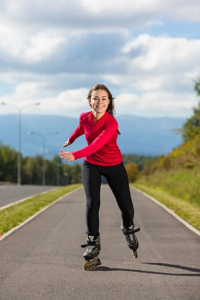 Chica patinando —  Fotos de Stock