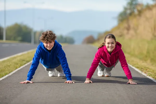 Mädchen und Junge im Teenageralter rennen — Stockfoto