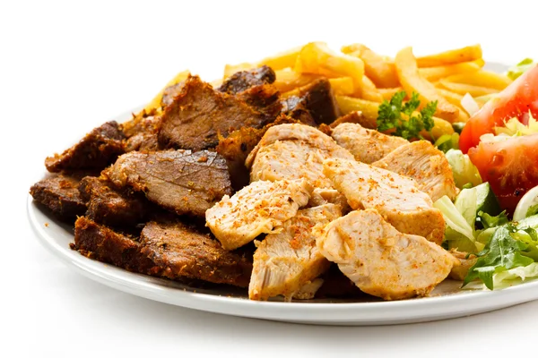 Carne alla griglia con patate fritte — Foto Stock
