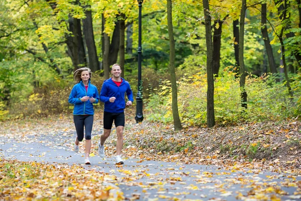 Mujer y hombre corriendo — Foto de Stock