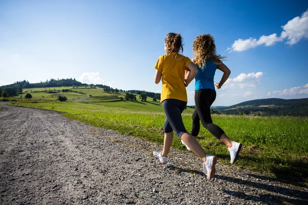 Chicas corriendo al aire libre — Foto de Stock