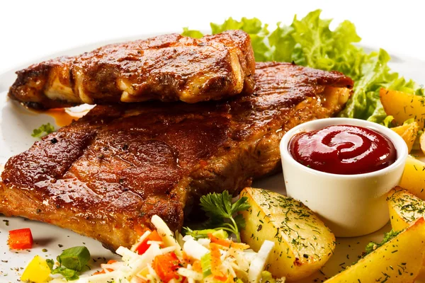 Grilled ribs with vegetables — Stock Photo, Image