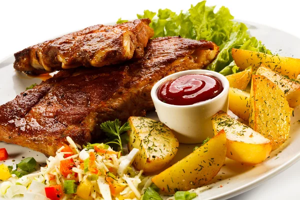 Grilled ribs with vegetables — Stock Photo, Image