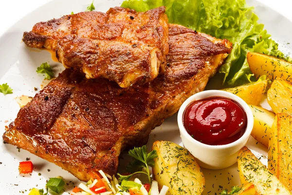 Grilled ribs with vegetables — Stock Photo, Image