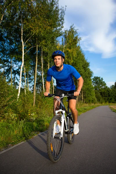 Hombre en bicicleta — Foto de Stock