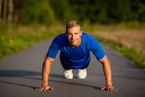 Man doing push-ups — Stock Photo, Image