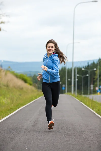 Mädchen läuft — Stockfoto