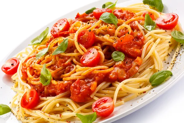 Pasta met vlees, Parmezaanse kaas en groenten — Stockfoto