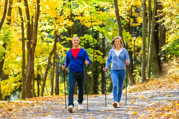 Donna e uomo in corsa — Foto Stock