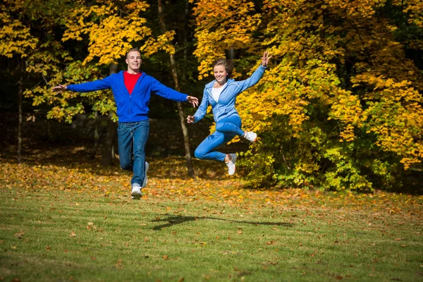 Женщина и мужчина прыгают в парке — стоковое фото
