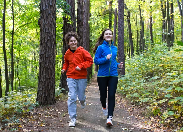 Εφηβικό κορίτσι και το αγόρι που τρέχει — Φωτογραφία Αρχείου